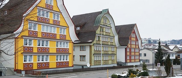 Typische bunte Häuserzeile im Ort Appenzell